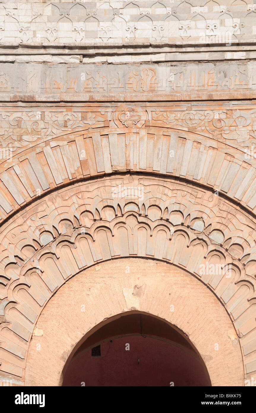 Blick auf Bab Agnaou Steintor Bogen Detail nahe Kasbah in Marrakesch Stockfoto