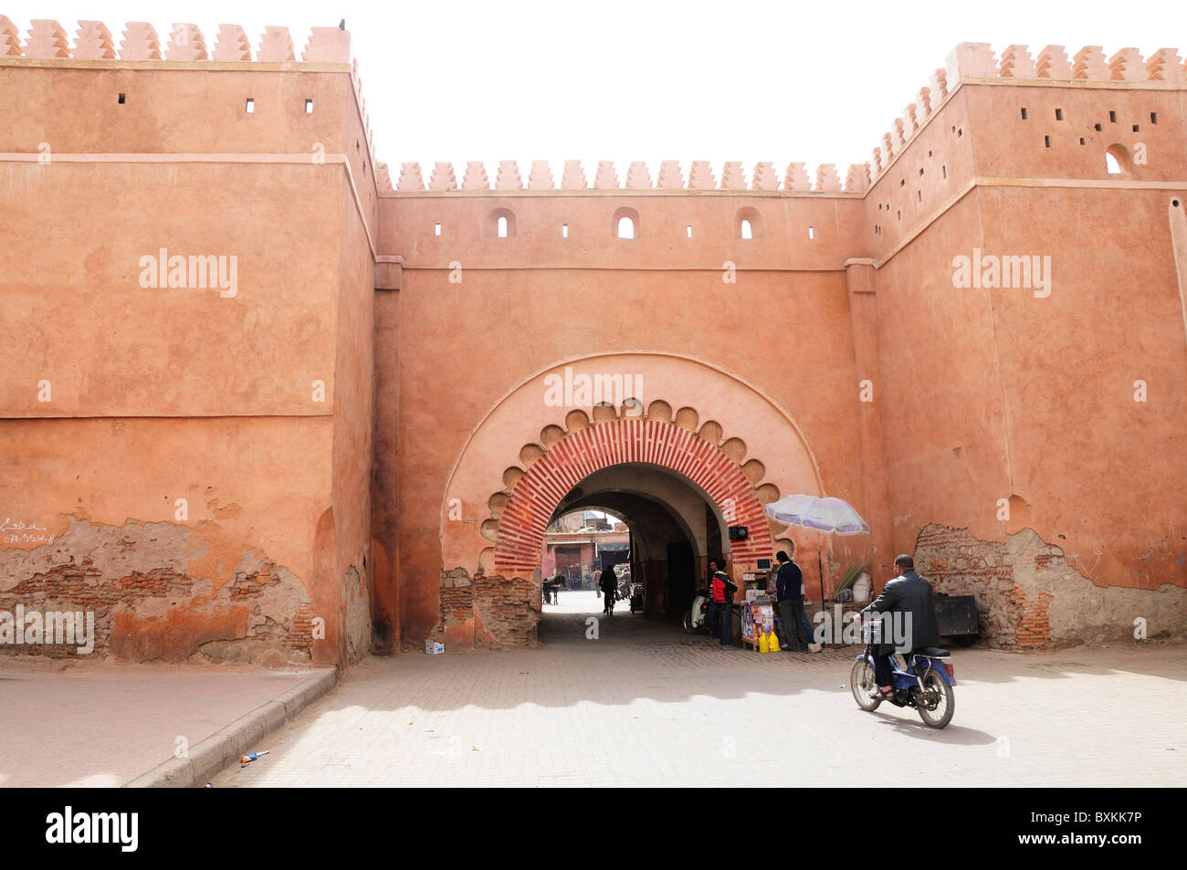 Eingabe der Medina durch Bab El Khemis Tor mit seinen Zinnen in Marrakesch Stockfoto
