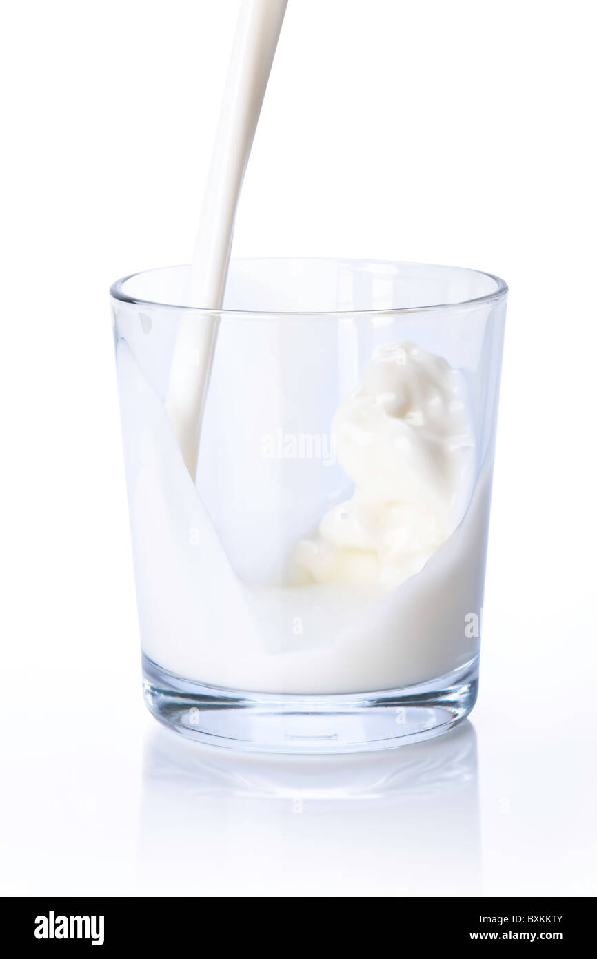 Gießen ein Glas Milch Stockfoto