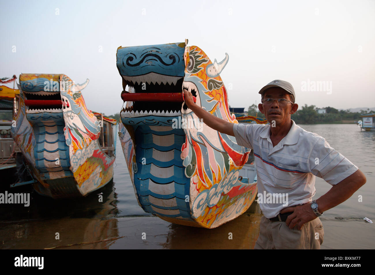 Drachenboote am Parfümfluss, Trung Bo, Hue, Vietnam Stockfoto