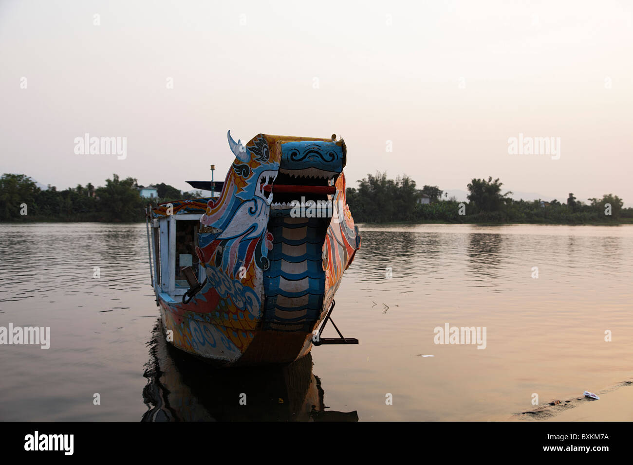 Drachenboote am Parfümfluss, Trung Bo, Hue, Vietnam Stockfoto