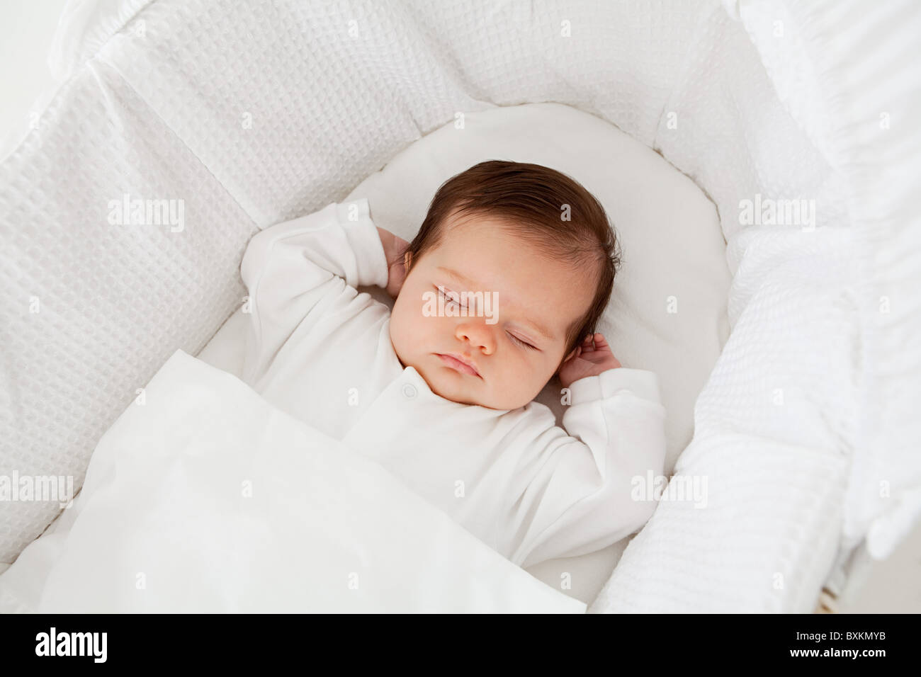 Baby in einer Wiege schlafen Stockfoto