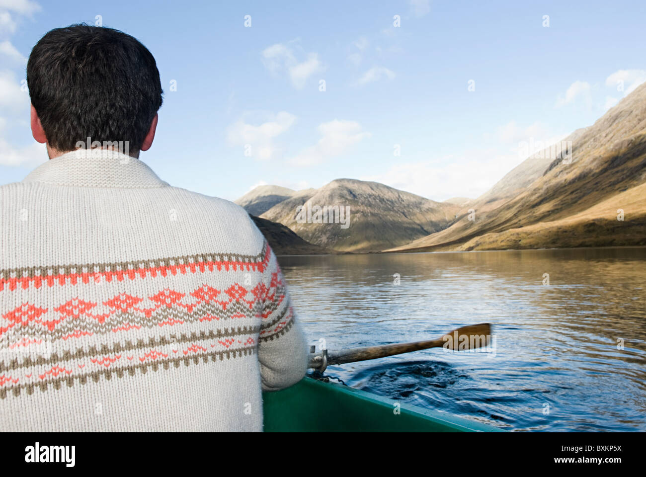 Mann im Ruderboot am See Stockfoto