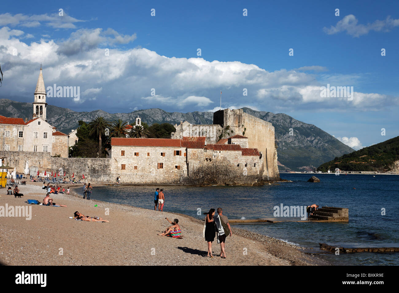 Menschen am Stadtstrand, Glockenturm, Sveti Ivana Kathedrale, Budva, Montenegro Stockfoto