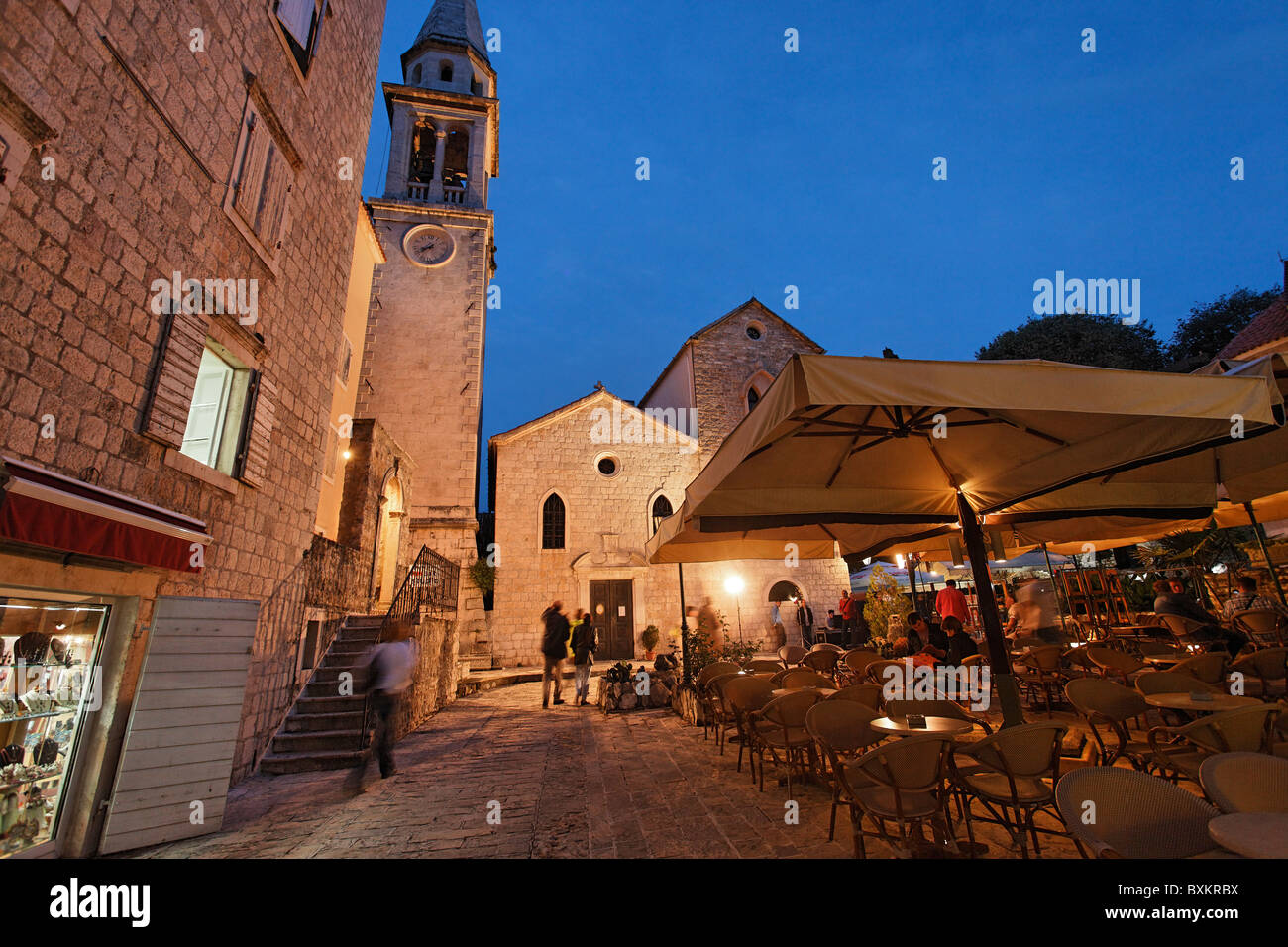 Sveti Ivana Kathedrale in der Nacht, Budva, Montenegro Stockfoto