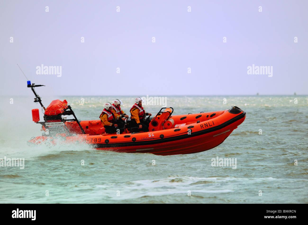 RNLI Rippe, Beschleunigung entlang der Küste, Felixstowe, Suffolk Stockfoto