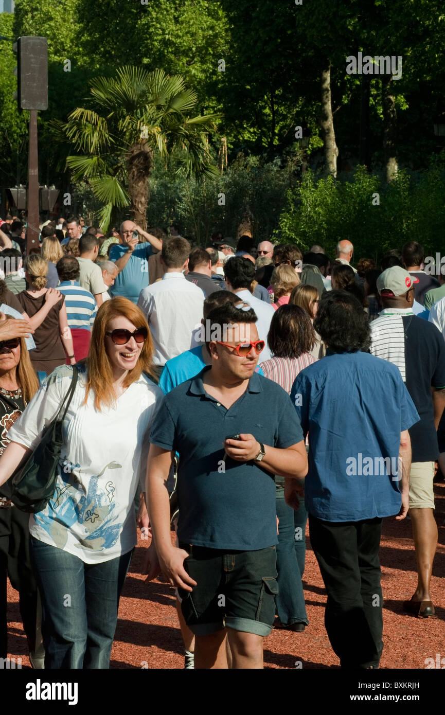 Large Crowd of People, Tourists, Visiting Paris, France, Garden Festival, Avenue Champs Elysees, Farmer's Event, Couple in Front Walking on Street Stockfoto