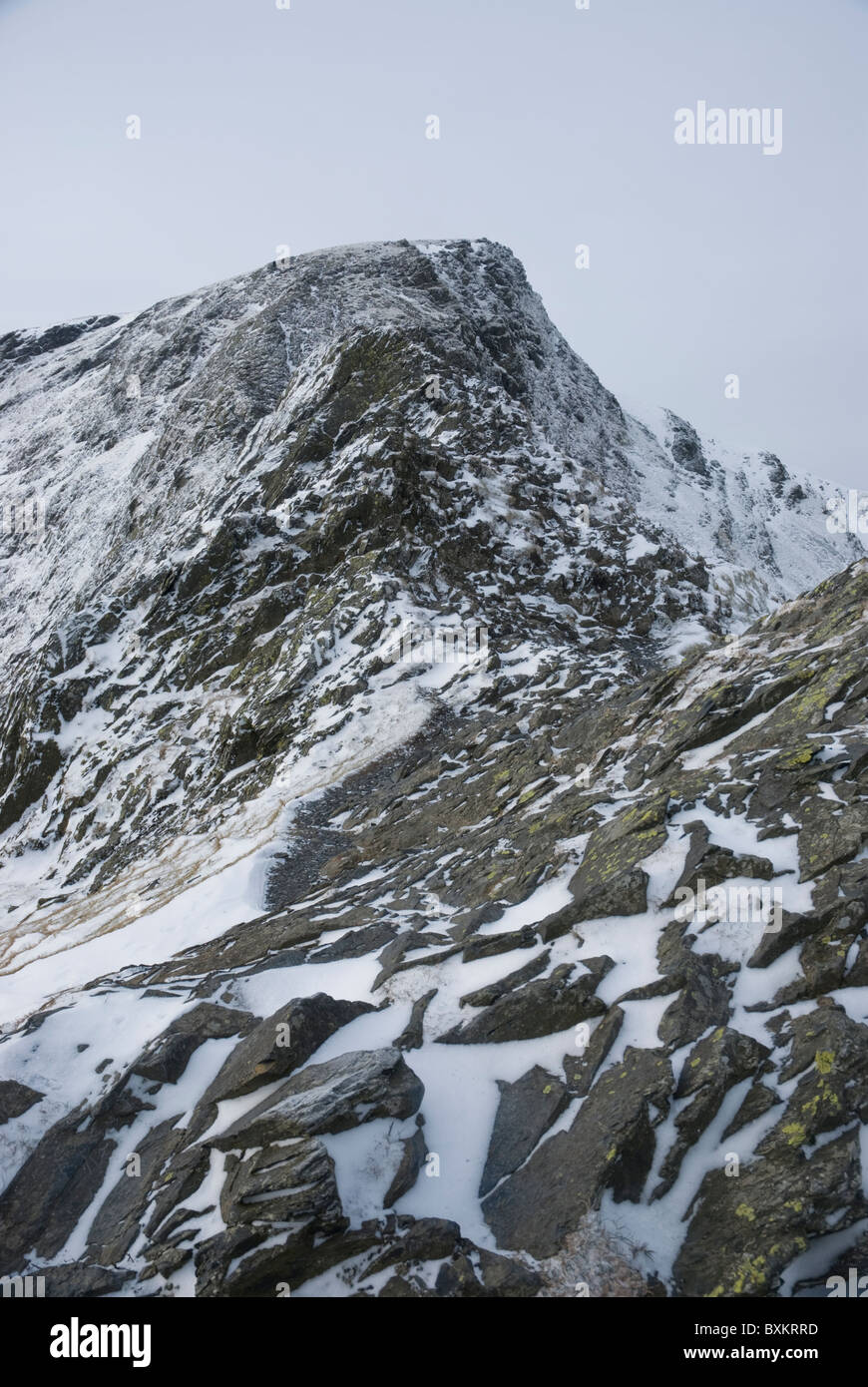 Scharfe Kante im Winter, den berüchtigten und gefährlichen steilen Grat im Vorfeld Blencathra, Lake District, Cumbria Stockfoto