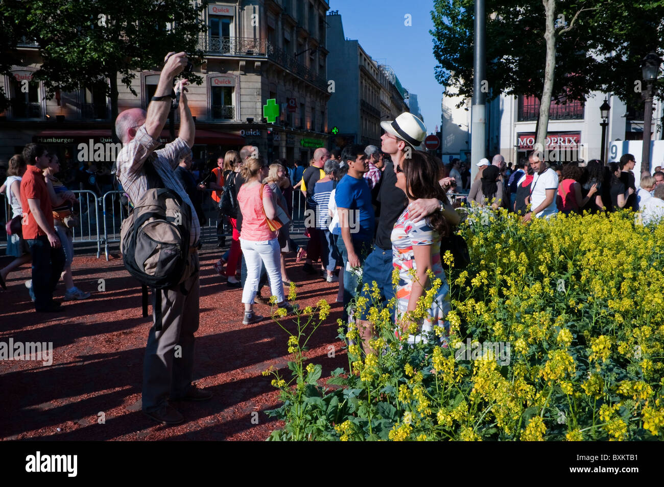 Masse der Touristen besuchen Paris, Frankreich, Gartenfestival, Mann Fotografieren auf Straße Stockfoto