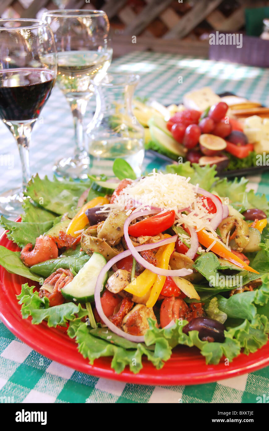 Teller mit Tortellini-Gemüse-Salat im restaurant Stockfoto
