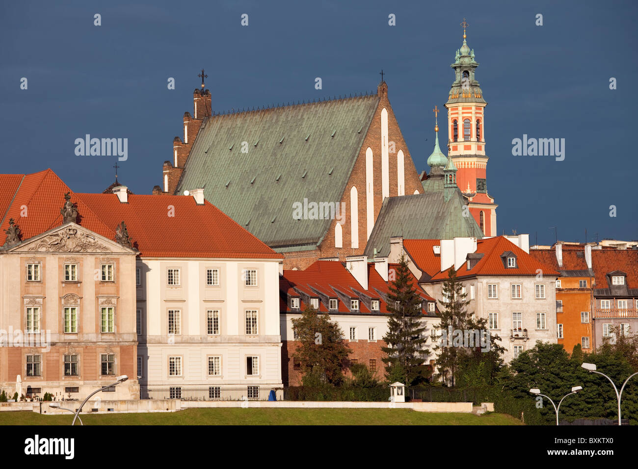 Altstadt-Architektur in Warschau, Polen, mit Teil der Royal Palace, St John Cathedral und Wohnhäuser, stürmischen Himmel Stockfoto
