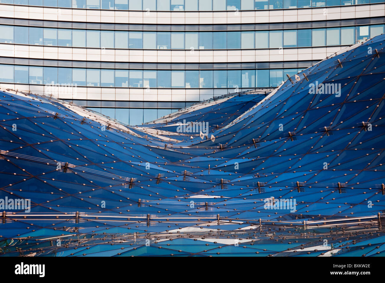 Glas Dach abstrakte moderne Architektur, Bürogebäude im Hintergrund Stockfoto