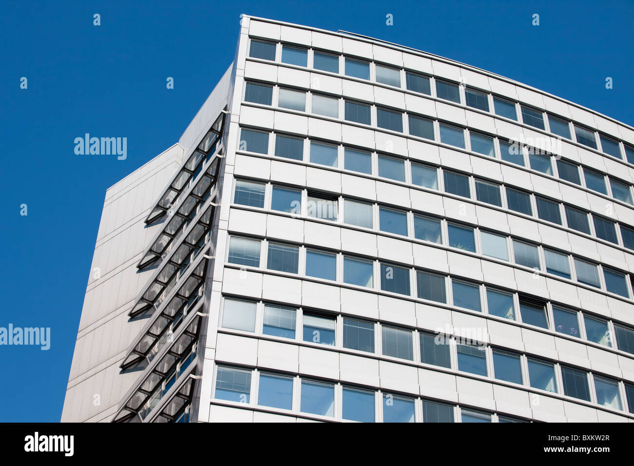 Moderne Architektur, Bürogebäude gegen blauen Himmel Stockfoto