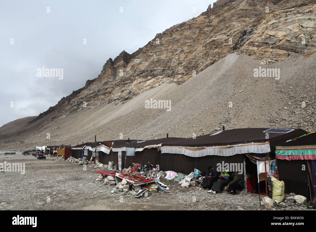 Zeltlager oder Hotels für Touristen im Everest base Camp in Tibet, China eingerichtet. Stockfoto