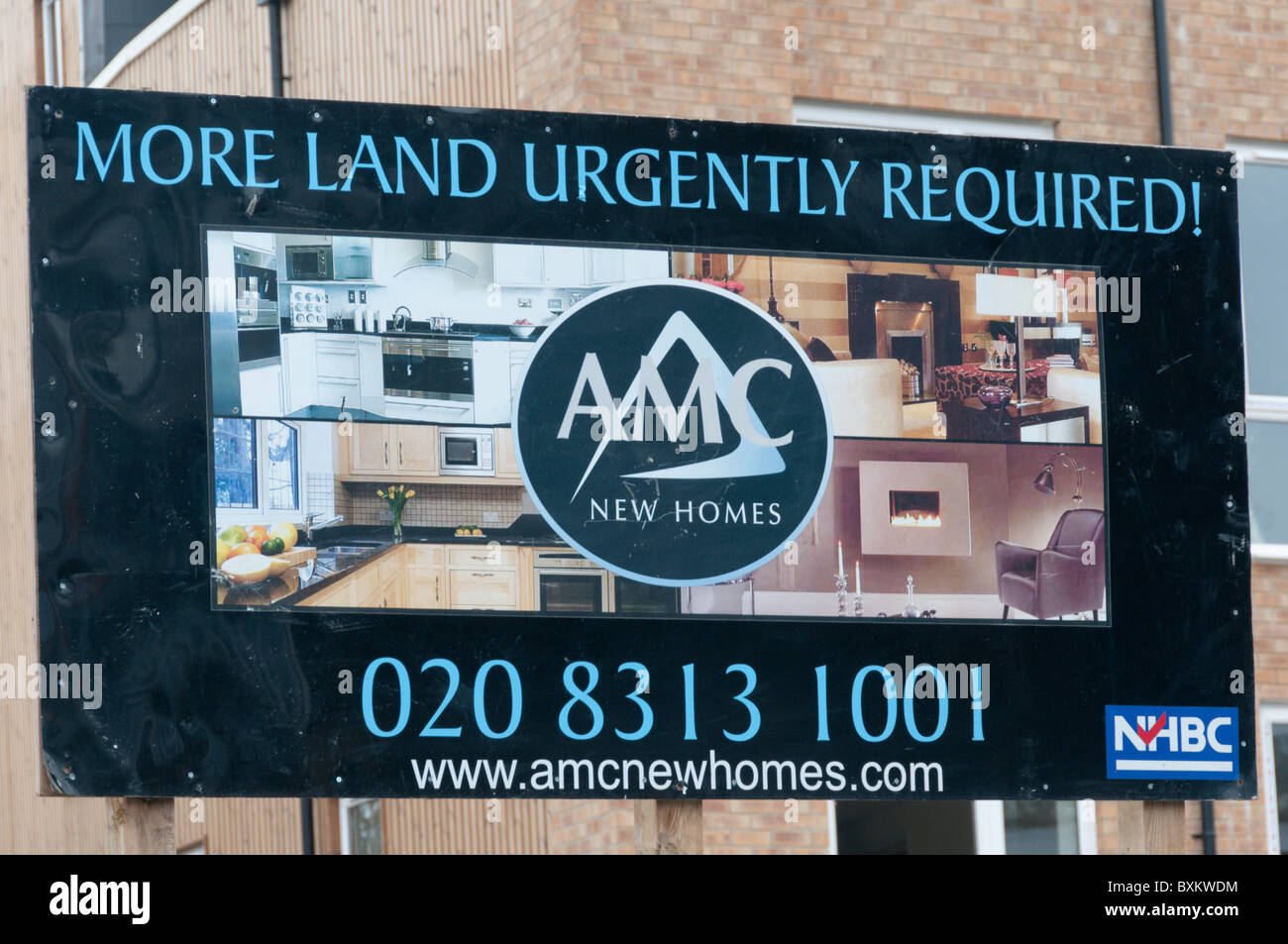 Ein Schild sagt "mehr Land dringend erforderlich!" auf einem Wohngebäude-Gelände in Süd-London. Stockfoto