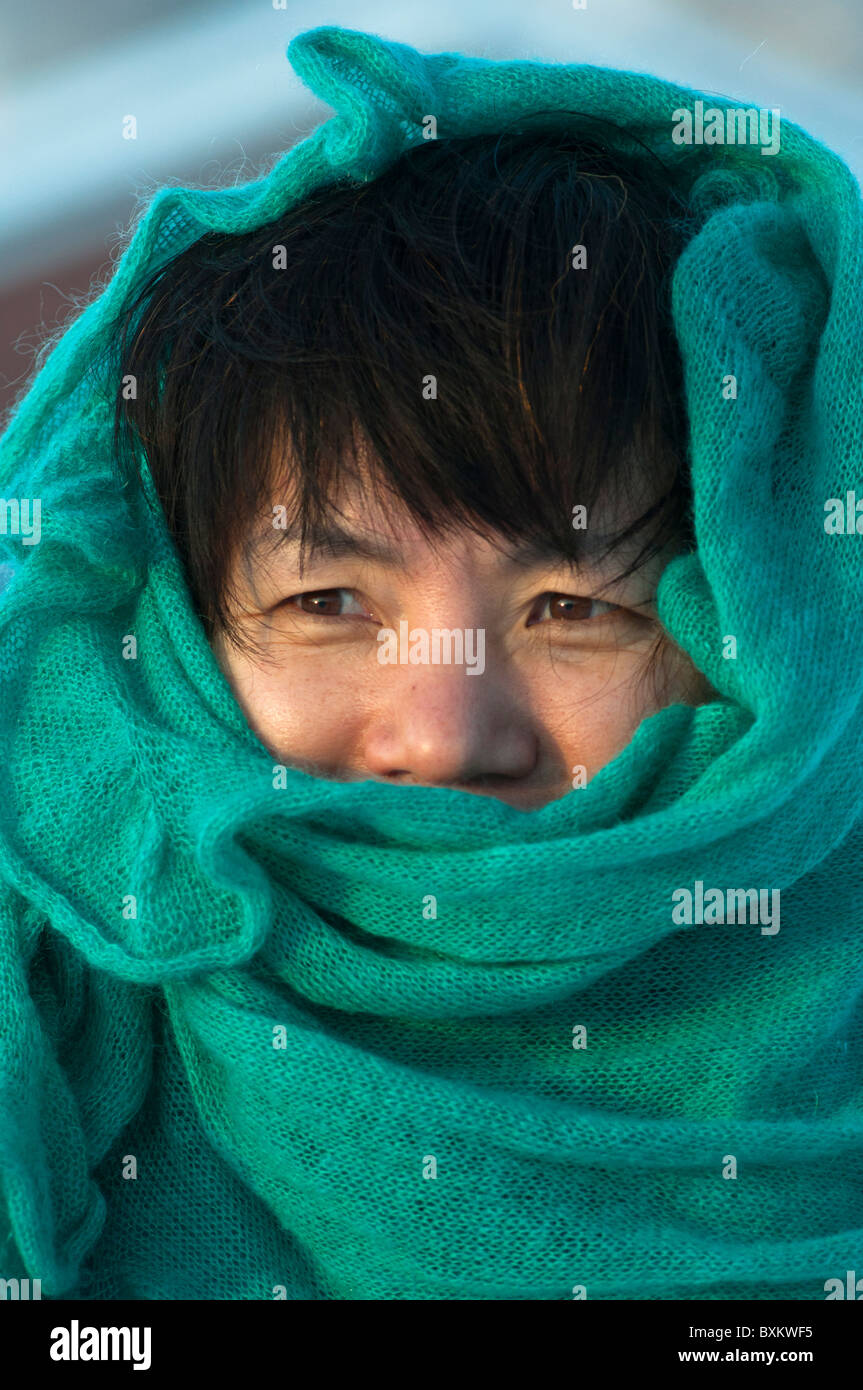 Koreanerin eingewickelt, um im Winter warm zu bleiben. Stockfoto