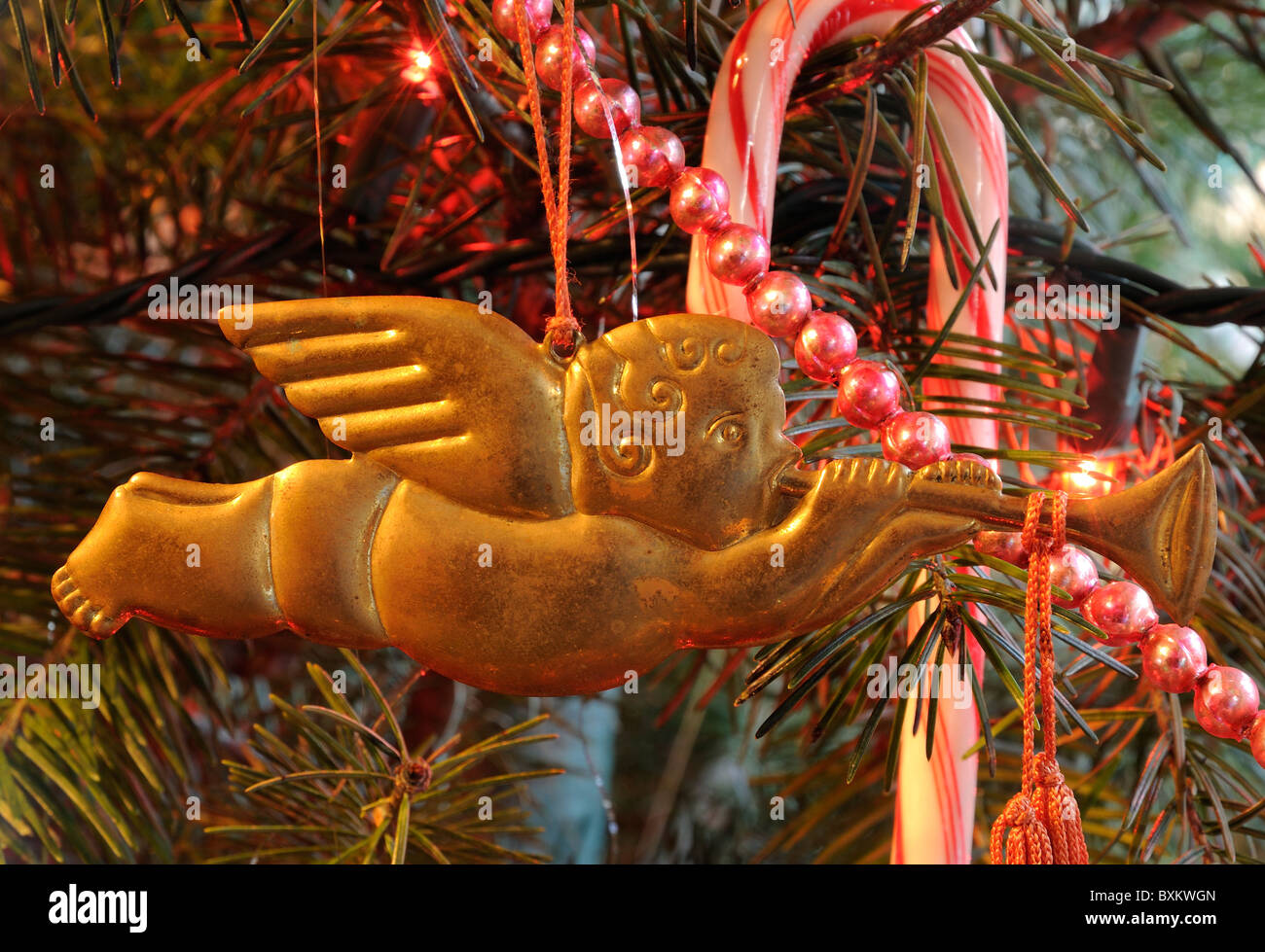 Vintage Engel Ornament auf hell erleuchteten Weihnachtsbaum. Stockfoto