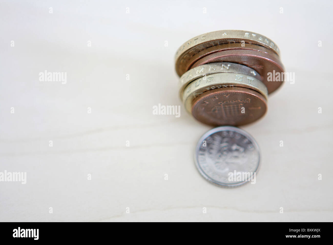 Einige Pfund Sterling Münzen am Ende mit einer Münze 5P umgefallen Stockfoto