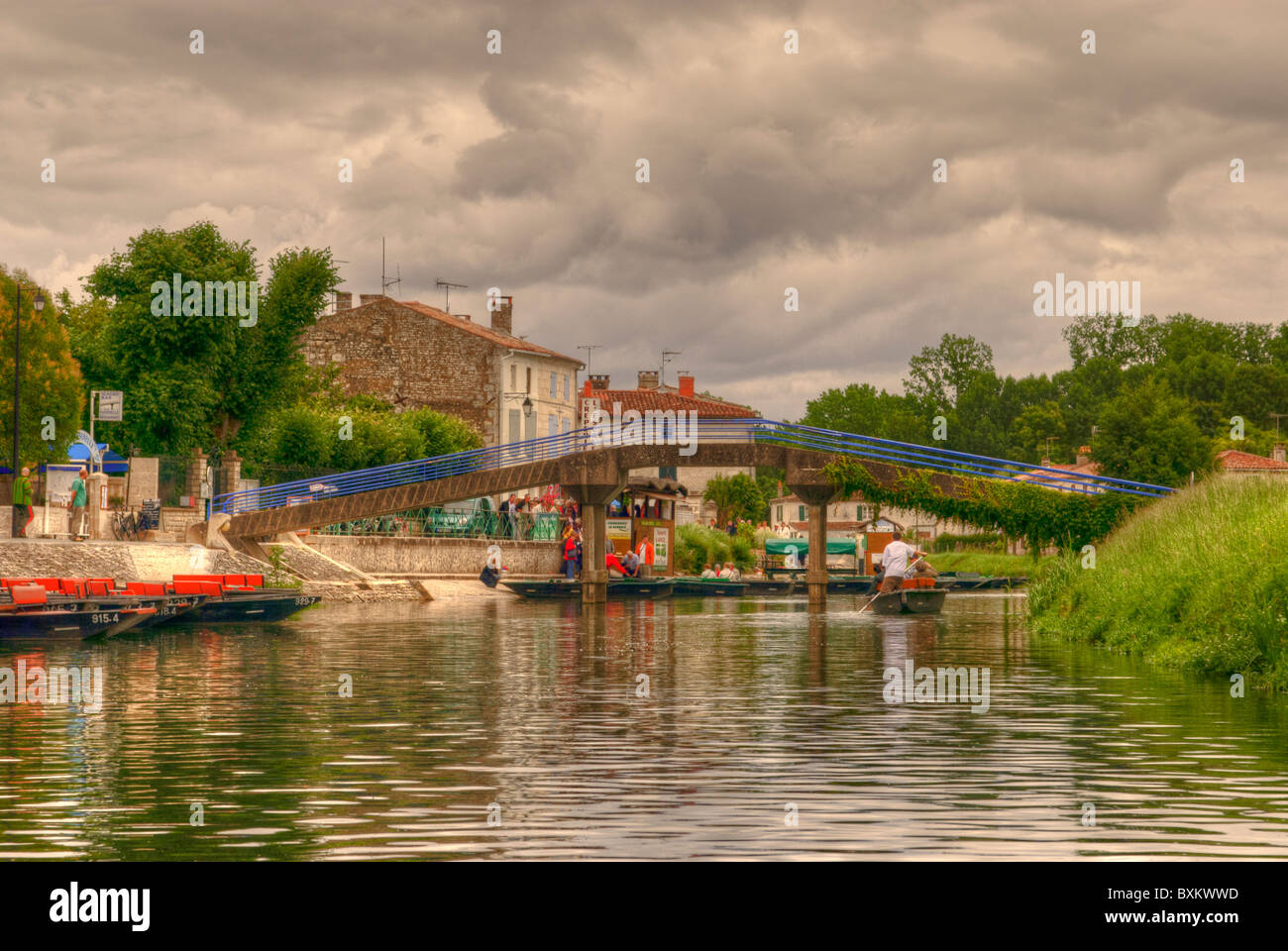 Der Fluss Sevre Niortaise am Coulon mit Sportbooten im Hintergrund Stockfoto