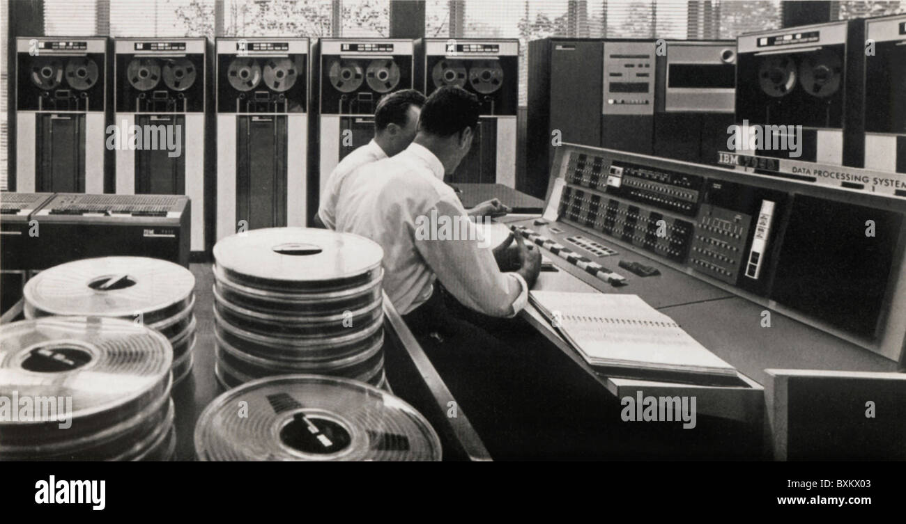 Computer / Elektronik, IBM-Rechenzentrum, elektronischer Computer IBM 7090, Düsseldorf, Deutschland, 1965, Rechenzentren, historisch, historisch, Computer, Technik, Technik, Erfindung, Datenverarbeitung, Datenverarbeitung, Datenverarbeitung, Datenverarbeitung, automatische Datenverarbeitung, elektronische Datenverarbeitung /EDV/, dezentrale Datenverarbeitung, Computergrafik, Business-Datenverarbeitung, nahtlose Datenverarbeitung, Liveware, 1960er, 60er, 20. Jahrhundert, Kontrollsystem, Controller, Magnetband, Magnetbänder, Personen, zusätzliche-Rechte-Clearences-nicht vorhanden Stockfoto