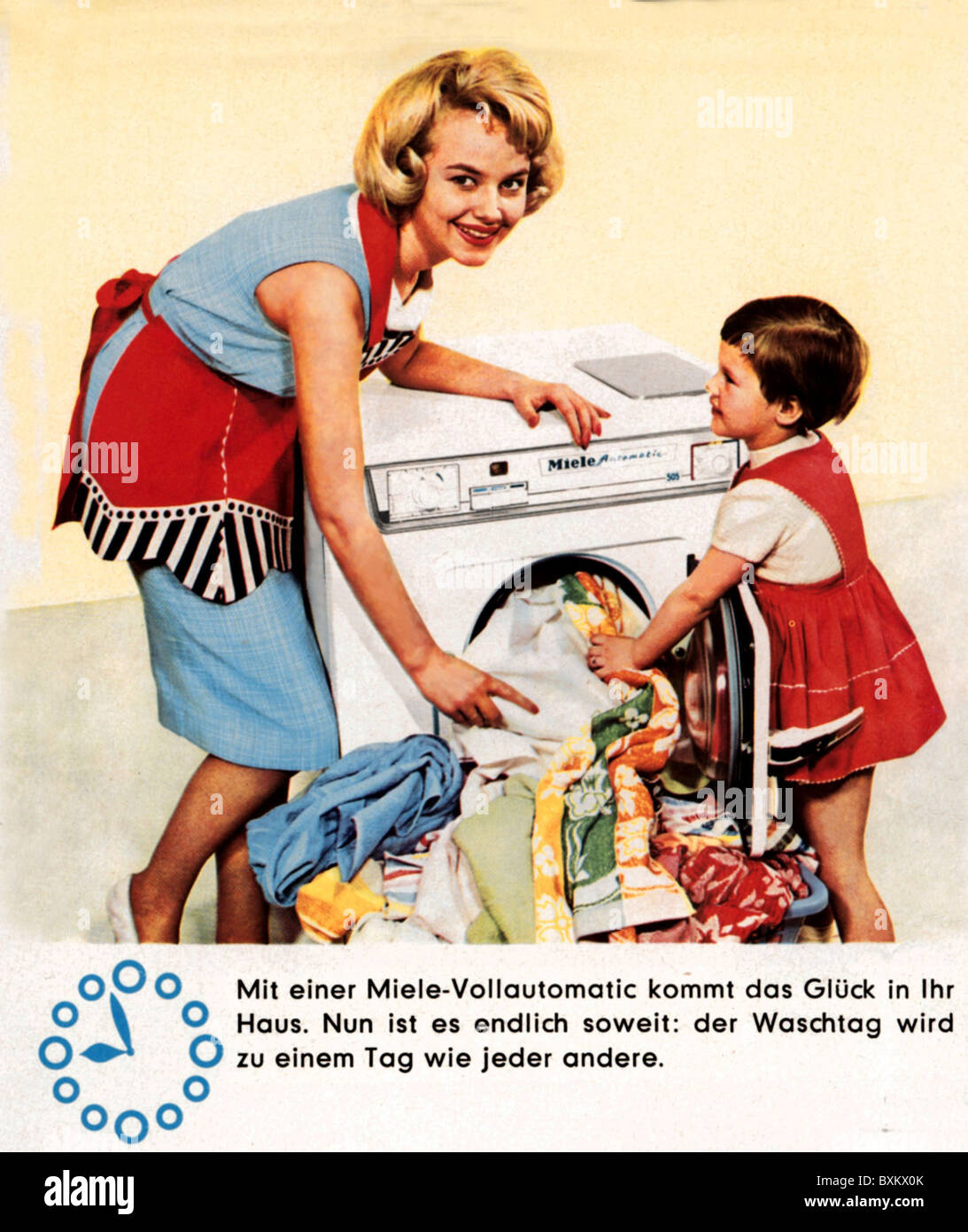 Werbung, Haushalt, Miele Waschmaschine, Mutter und Kind Wäsche waschen, Deutschland, 1958, Zusatz-Rechte-Clearences-nicht vorhanden Stockfoto