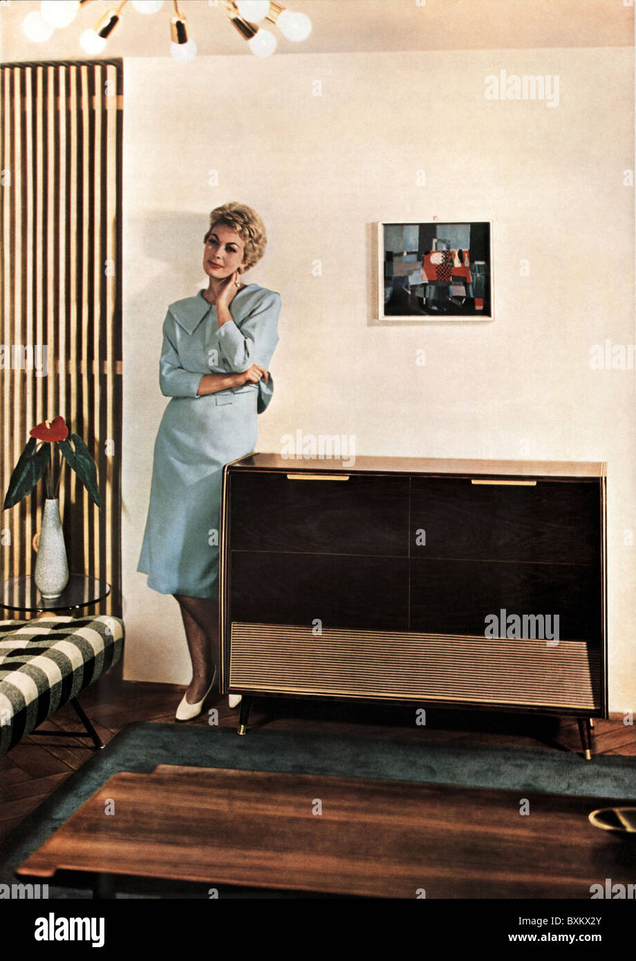 Rundfunk, Radio, Frau mit Radiogramophone, Werbung für Siemens Musiktruhe TR 15, Deutschland, 1958, 50er, 50er, 20. Jahrhundert, historisch, historisch, integrierter Radio- und Plattenspieler, Chassis aus exotischen Hölzern, Gehäuse, hochglanzpoliert, glänzend lackiert, Nussbaum, Möbel, Ambiente, Stil, Heimelektronik, Unterhaltungselektronik, Home Entertainment, Elektrogerät, Elektrogerät, Elektrogerät, Elektrogeräte, Elektrogeräte, Truhen, Kommode, Kommode, Möbel, Personen, Frauen, Frauen, zusätzliche-Rechte-Clearences-nicht vorhanden Stockfoto