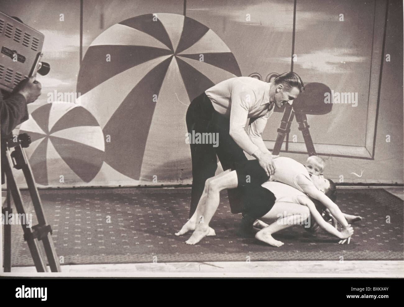 Sport, Gymnastik, Adalbert Dickhut, Deutscher Meister des Turnens, Szene aus der TV-Serie 'zehn Minuten mit Adalbert Dickhut', Deutschland, 1955, Zusatzrechte-Clearences-nicht verfügbar Stockfoto