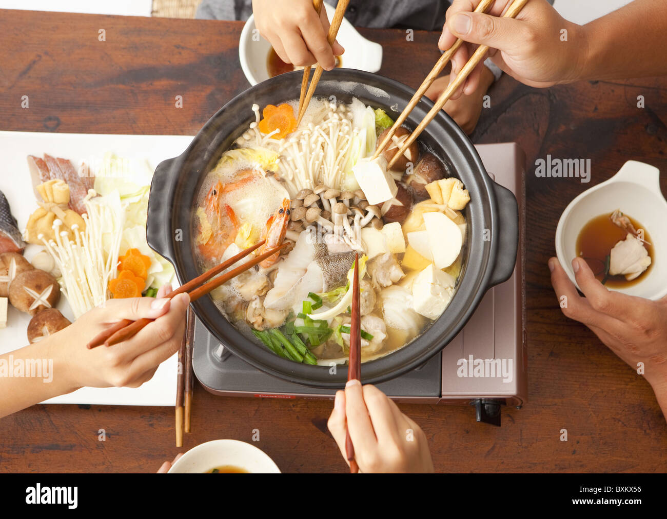 Eltern und Kinder essen japanische nabe Stockfotografie - Alamy