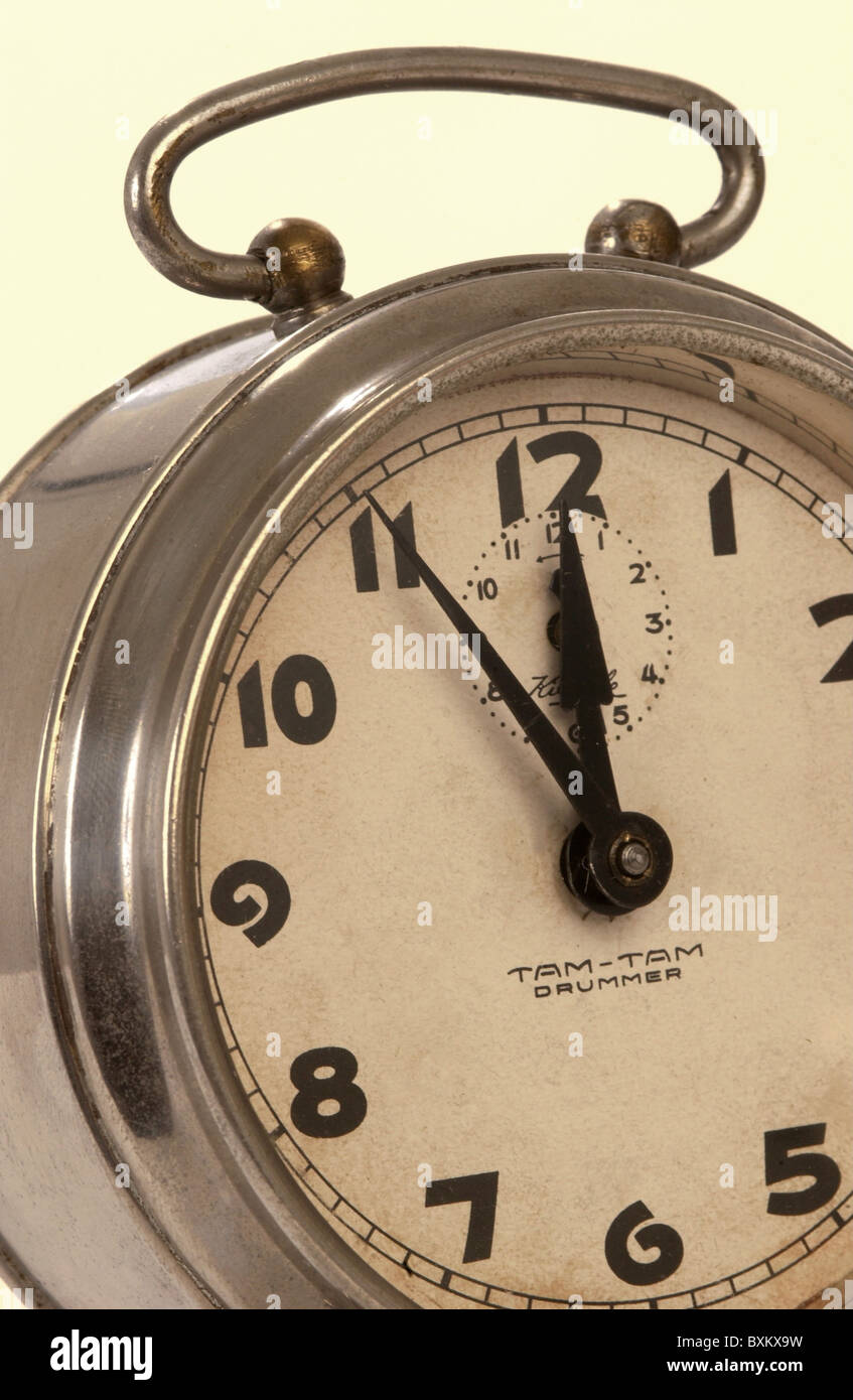 Uhr, Uhr, Wecker der Firma Wecker, fünf vor zwölf, Symbolbild, Deutschland, um 1930, Zusatz-Rechteklärung-nicht lieferbar Stockfoto