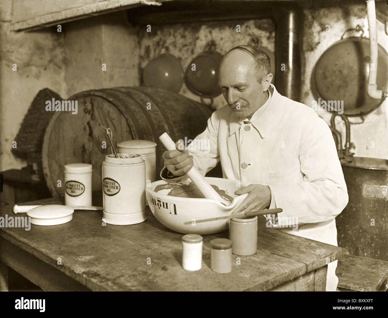 Personen, Berufe, Apotheke, Mischen von Medikamenten, Hamburg, Deutschland, um 1920, Zusatzrechte-Clearenzen-nicht verfügbar Stockfoto