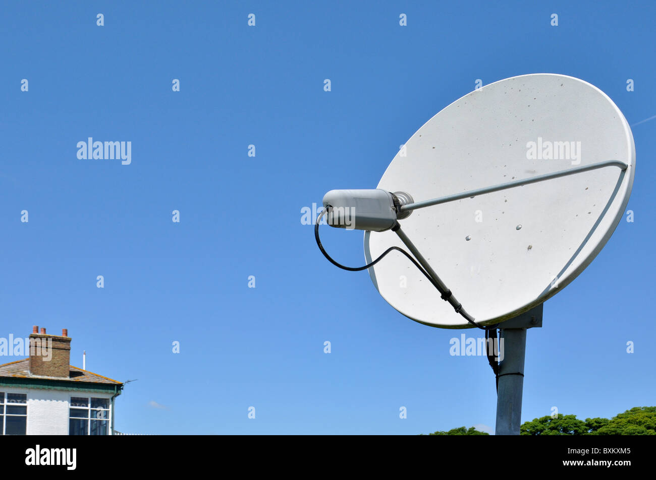 TV-Sat-Antenne einrichten auf einer Rennbahn - UK Stockfoto