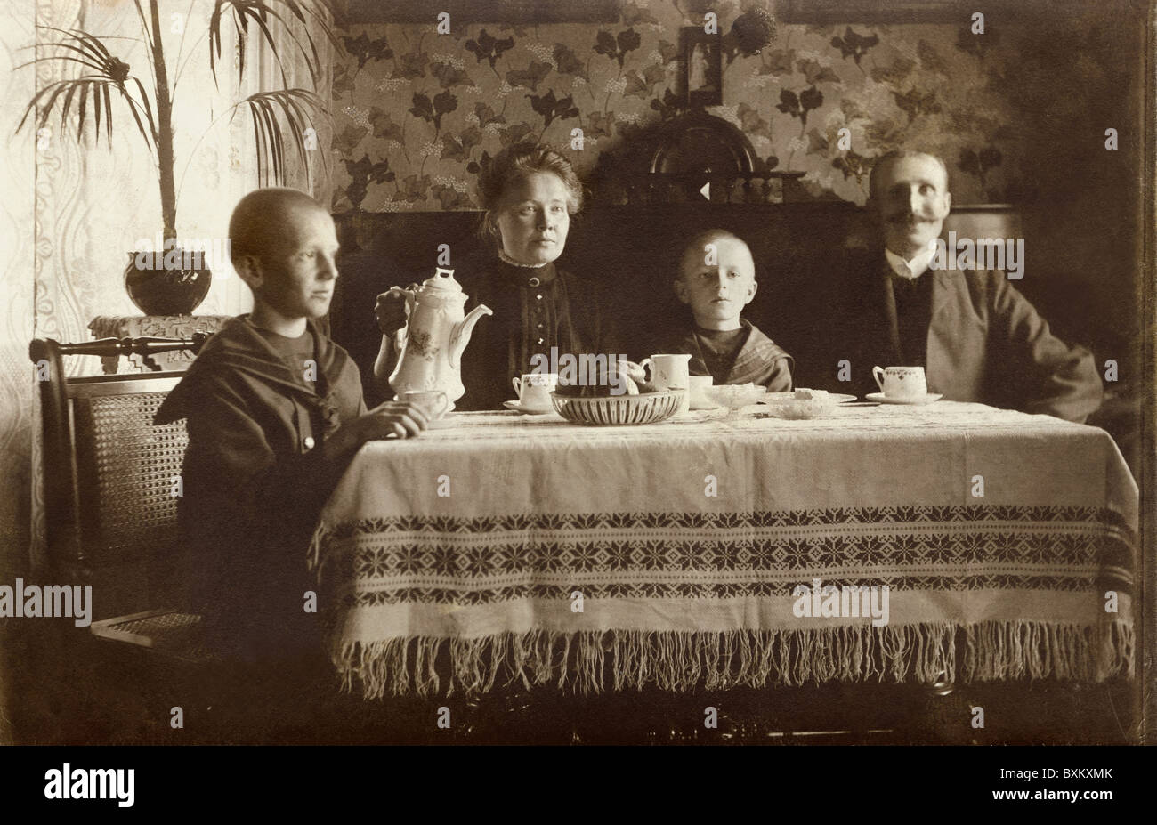 Personen, Familie mit Kaffee und Kuchen, Leipzig, Sachsen, Deutschland, 1919, Zusatz-Rechte-Clearenzen-nicht vorhanden Stockfoto