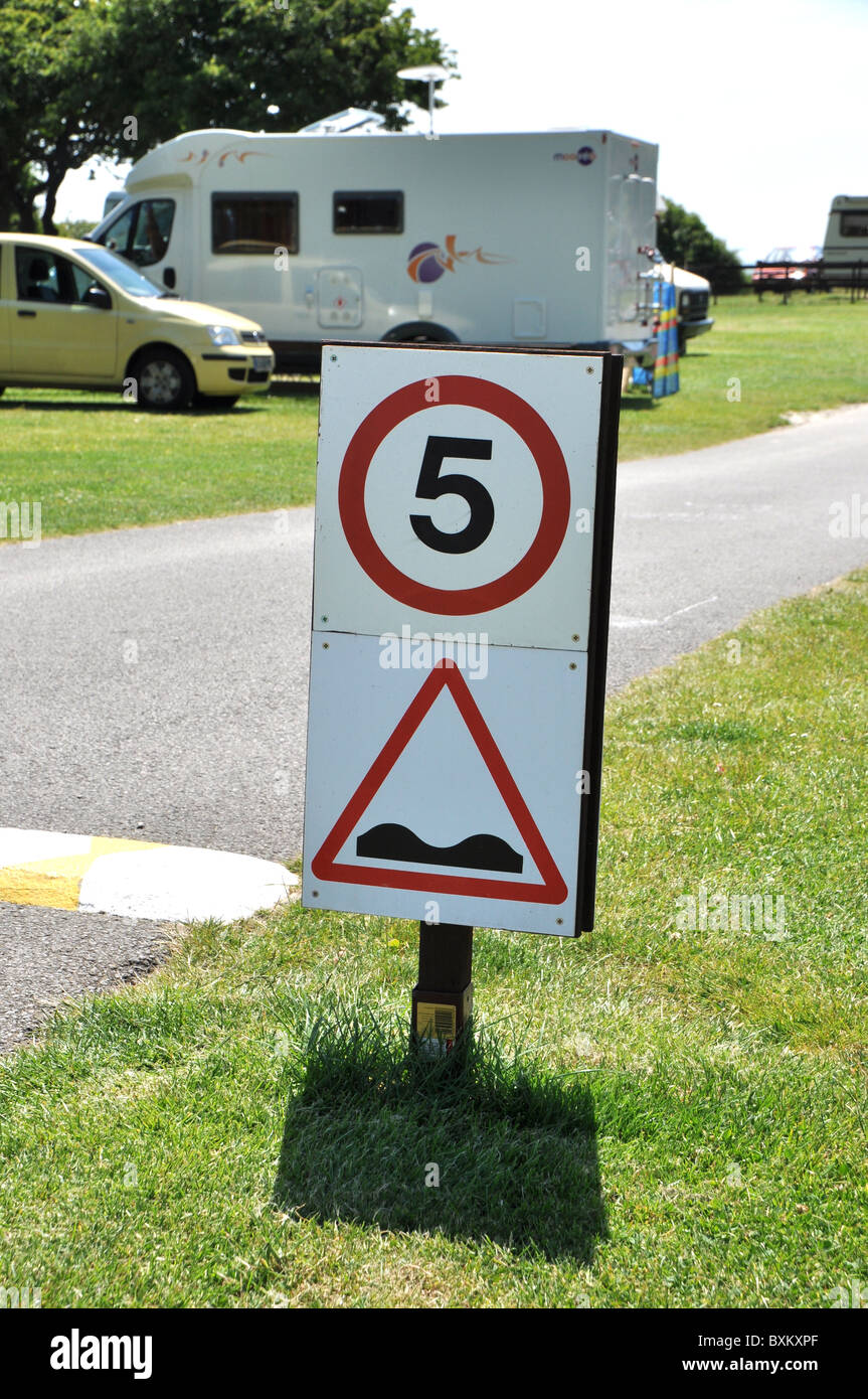 Caravan Park Sicherheit Straßenschild Beratung ein 5 km/h Höchstgeschwindigkeit und eine Straße Bremsschwelle beratenden Warnung Stockfoto