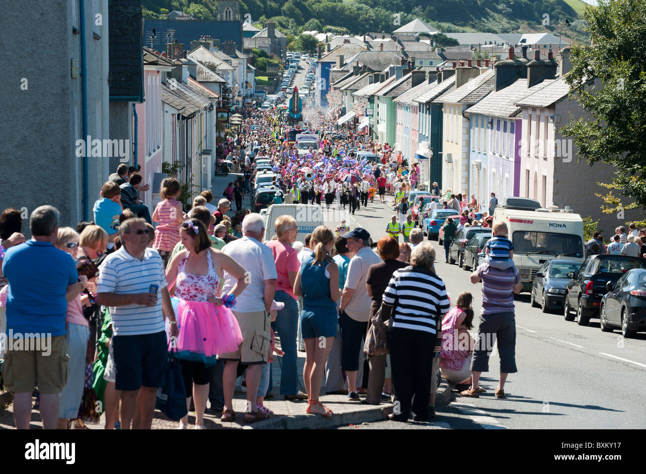 Die Aberaeron Karneval organisiert jedes Jahr Verbesserungen vom Aberaeron Stadt, Karneval Farben für das Jahr 2010 sind Pink Stockfoto