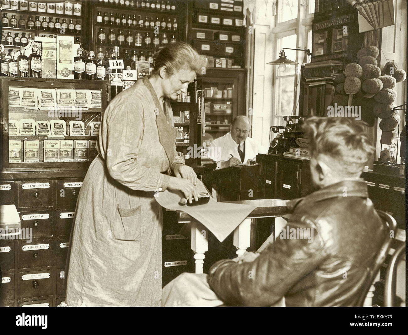 Medizin, Apotheke, Arzneimittelverkauf, Hamburg, Deutschland, um 1929, Zusatz-Rechteklärung-nicht verfügbar Stockfoto