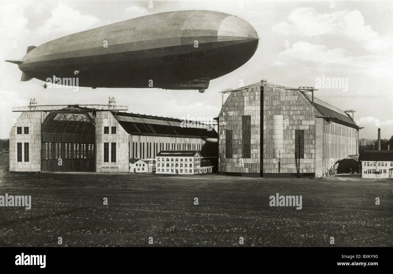 Transport / Transport, Luftfahrt, Luftschiffe, Luftschiff 'Graf Zeppelin' über dem Hangar, Friedrichshafen, Deutschland, um 1930, Zusatzrechte-Abfertigung nicht verfügbar Stockfoto