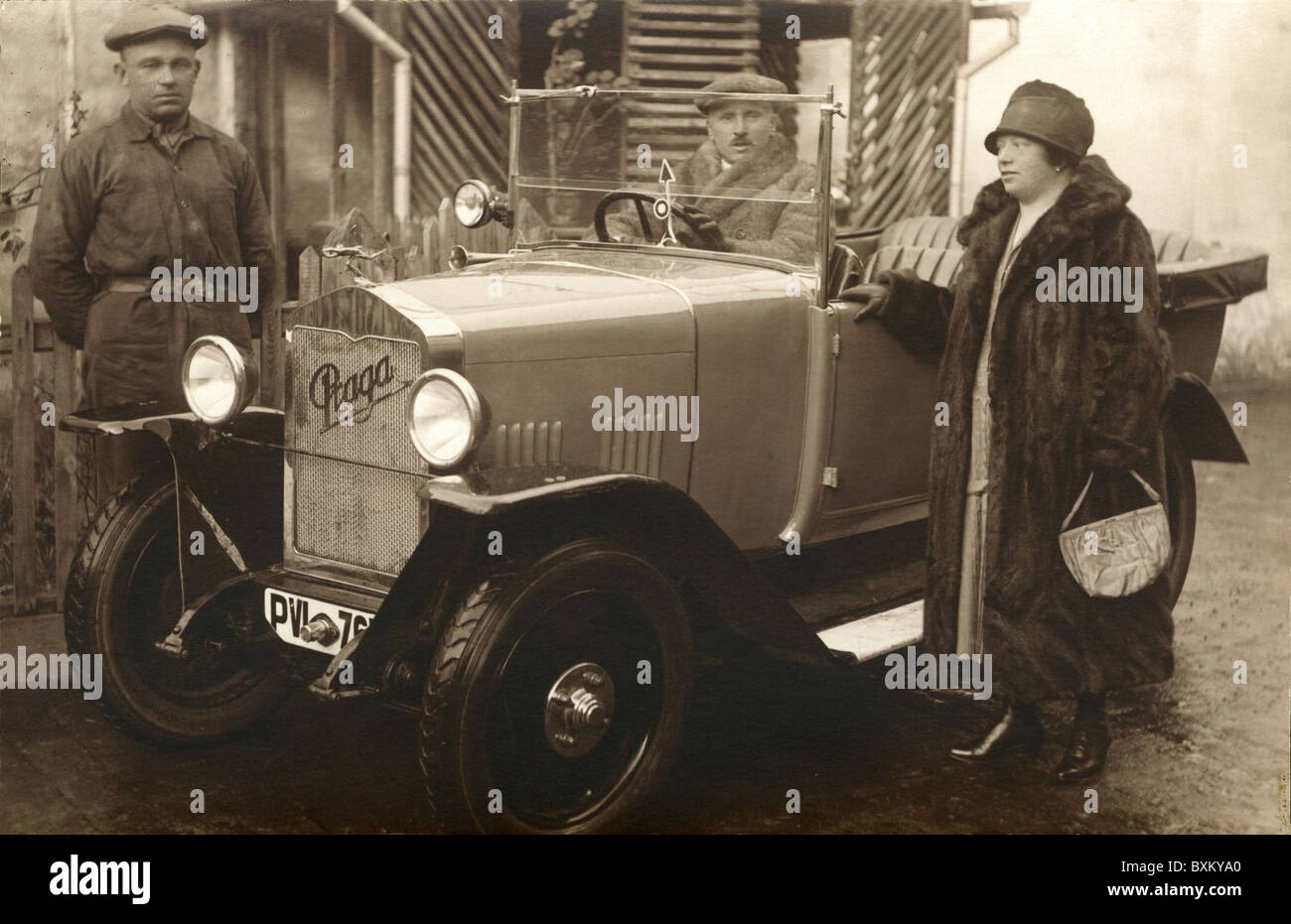 Transport / Transport, Auto, Fahrzeugvarianten, Praga, Cabriolet, die reiche Frau mit Chauffeur, Tschechien, um 1922, Zusatzrechte-Abfertigung-nicht vorhanden Stockfoto