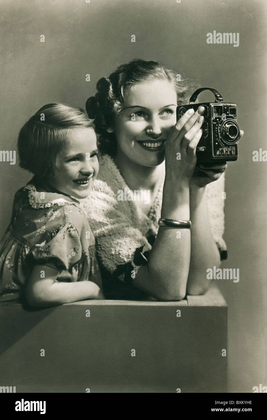 Film / Kino, Filmkameras, Siemens Cinema C II Kamera mit Objektiv verknüpfter Sucher - Entfernungsmesser, Mutter mit Tochter, Studioaufnahme, Deutschland, um 1938, zusätzliche-Rechte-Clearences-nicht vorhanden Stockfoto