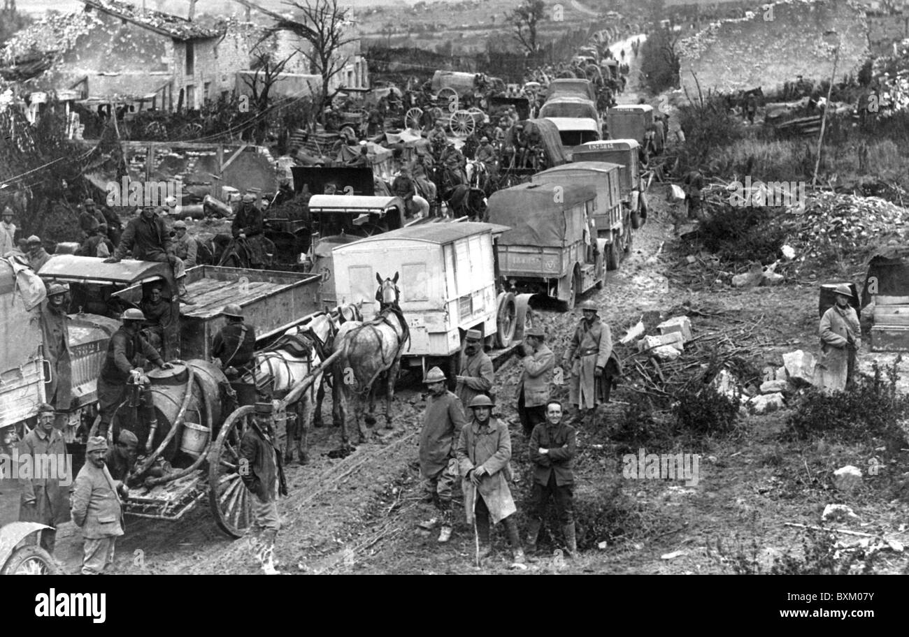 Spalten der Verkehr auf den Straßen in den Ruinen von Esnes, hinter den amerikanischen Linien in den Argonnen Region Frankreichs, ca. 1918. Stockfoto