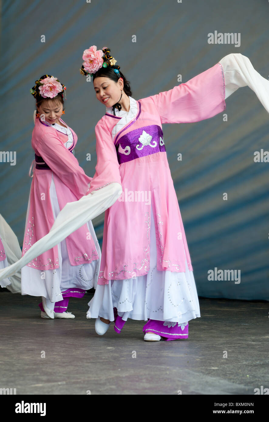 Tänzerinnen bei der chinesischen Neujahrsfeier in Newcastle Upon Tyne Stockfoto