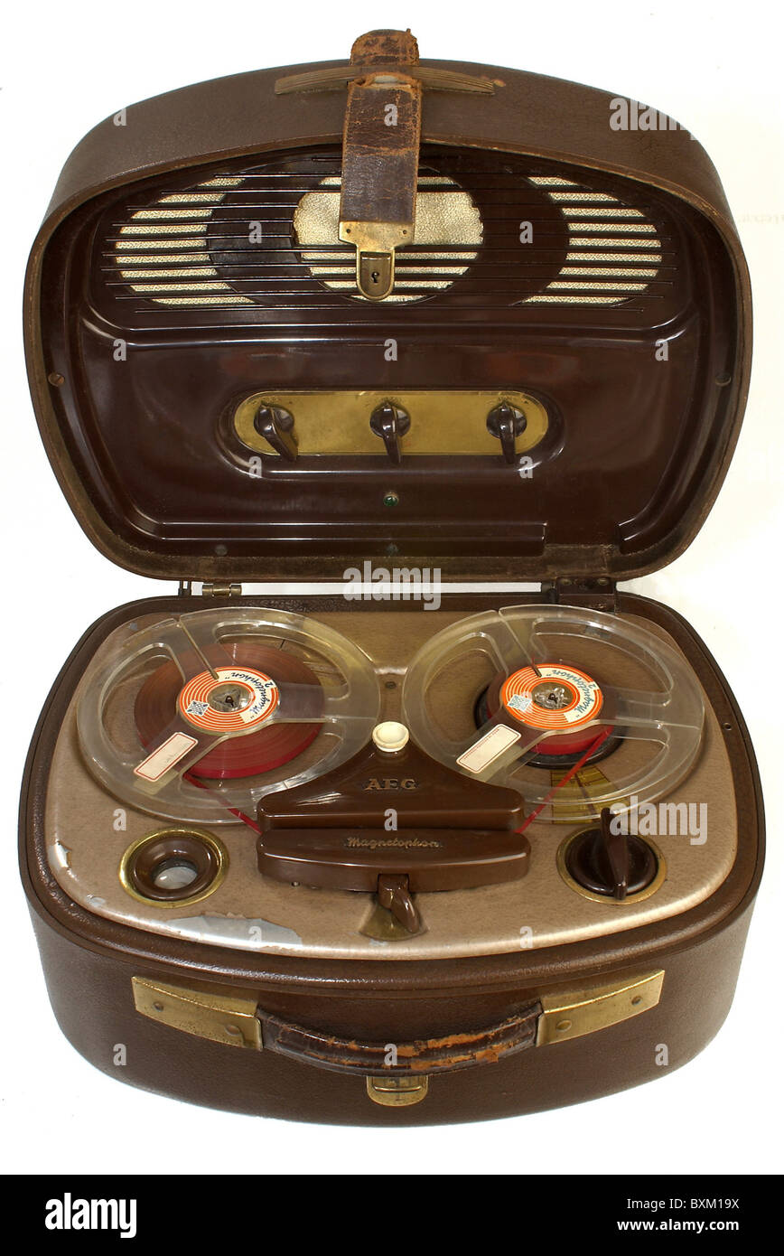 Technik, Tonbandgeräte, Magnetophon KL 15, erster deutscher Tonbandrecorder, Deutschland, 1952, Technik, historisch, historisch, 50er, 50er, 20. Jahrhundert, portabel, AEG, Erfindung, Audio, Made in Germany, Clipping, Cut-Out, Cut-Out, Cut-outs, Zusatzrechte-Clearences-nicht lieferbar Stockfoto