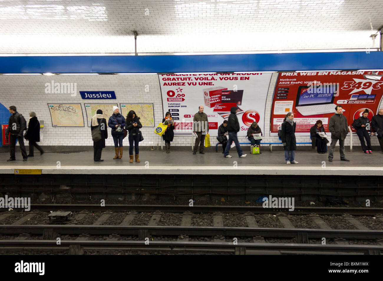 Passagiere warten am Bahnhof für Paris u-Bahn Stockfoto