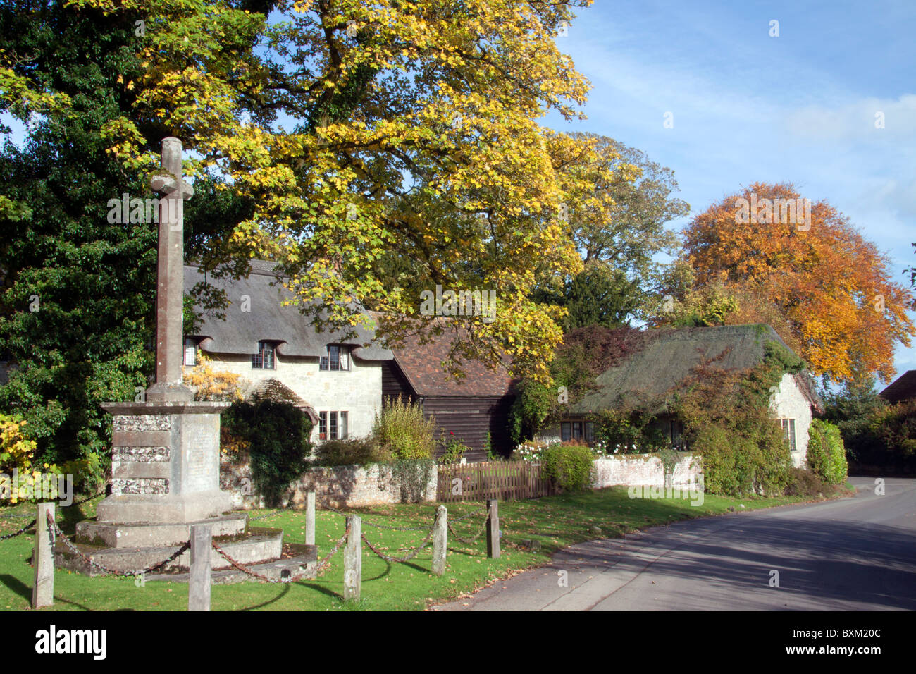 Das War Memorial Kreuz in das Dorf Ashmore, Dorset, England. Stockfoto