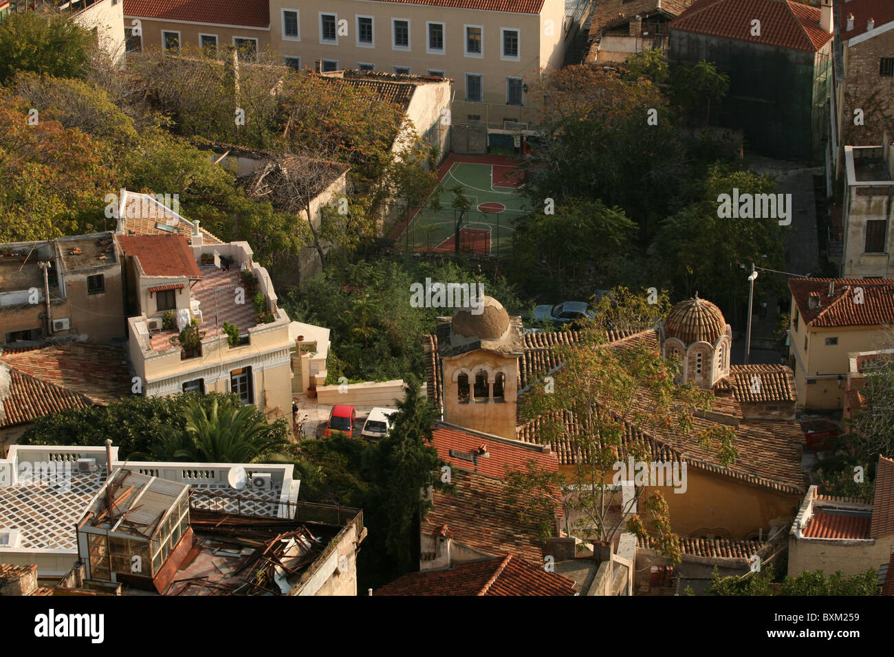 Orthodoxe Kirche und Basketball eingeschliffen Anafiotika Viertel in Athen, Griechenland. Stockfoto