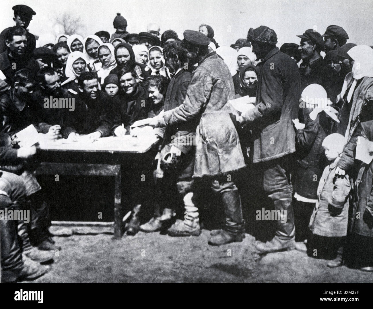 KOLCHOSE russischen Bauern zeigen ihre Ausweispapiere, wie sie für eine Kolchose über 1932 angemeldet sind Stockfoto