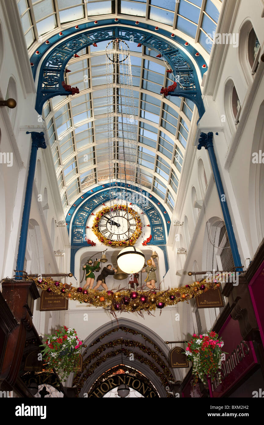 Großbritannien, England, Yorkshire, Leeds, Victoria Quarter, Thornton Arcade-Uhr zu Weihnachten Stockfoto