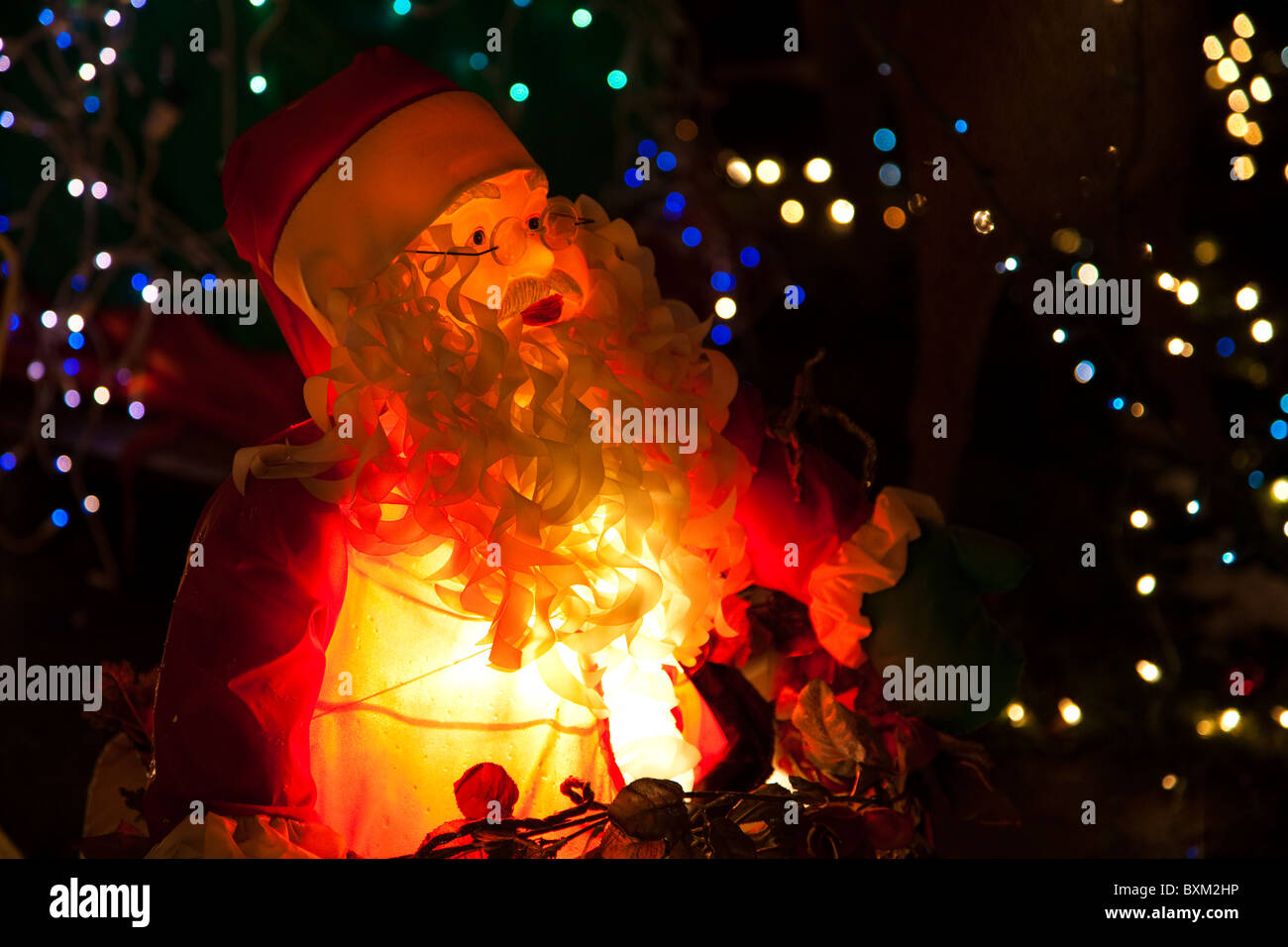 Beleuchtete Weihnachtsmann Dekoration, UK. Stockfoto