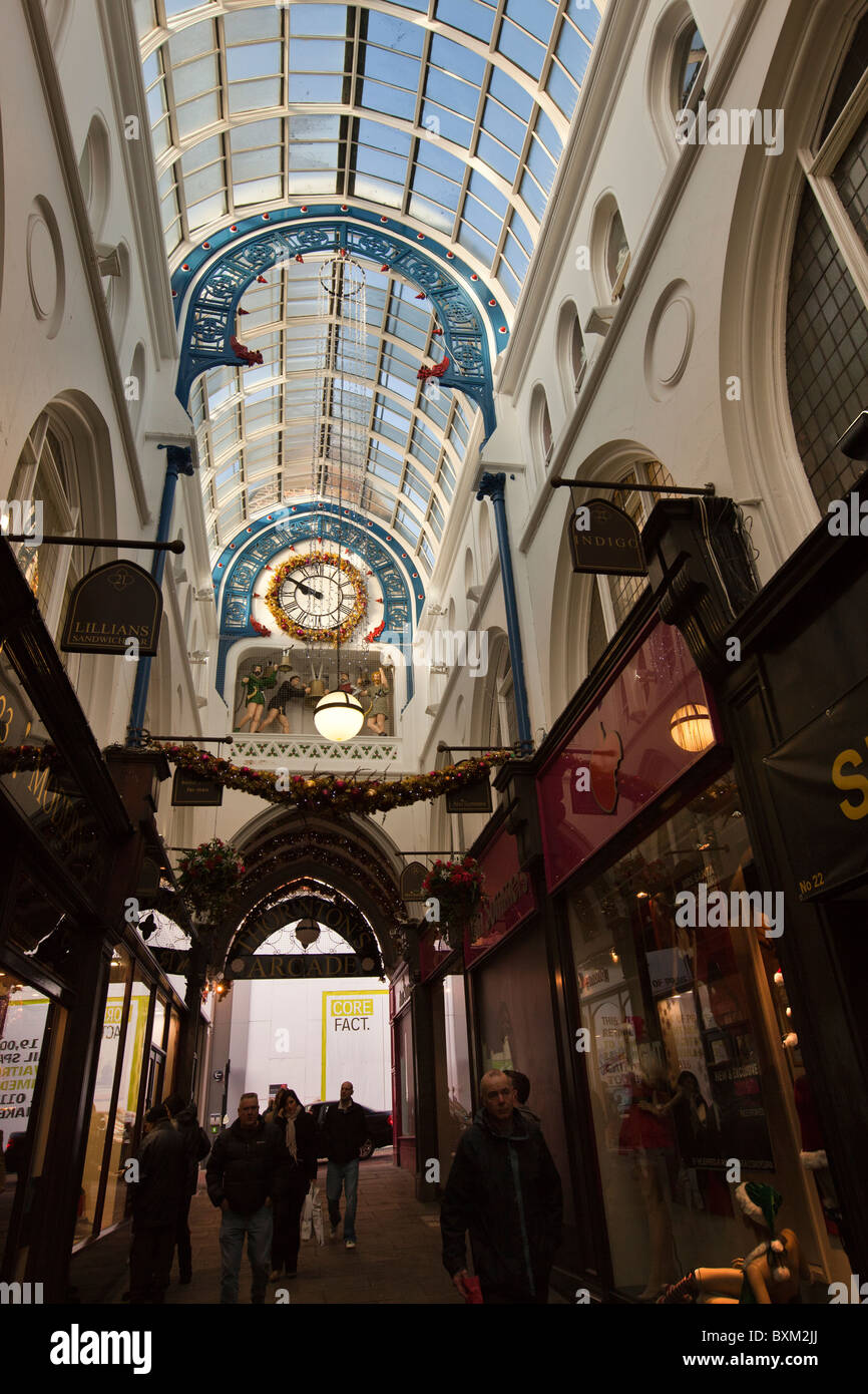 Großbritannien, England, Yorkshire, Leeds, Victoria Quarter, Thornton es Arcade zu Weihnachten, William Potts Uhr Stockfoto