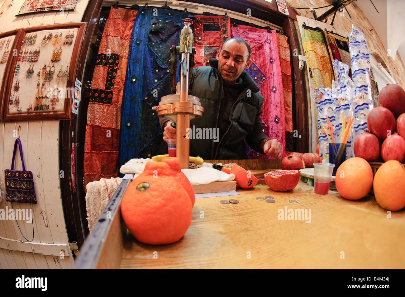 Israel, Akko. Safthändler quetscht Orangen in der Altstadt von Akko auf dem arabischen Markt. Stockfoto