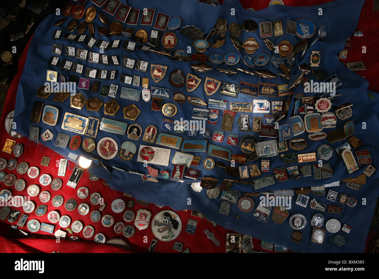 Sowjet-Ära Abzeichen in einem Souvenirladen in Buchara, Usbekistan. Stockfoto